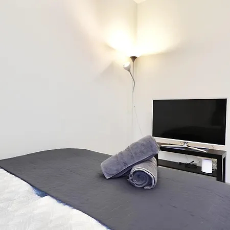 Flamingo Studio, Free Parking, 2 Min To Airport And