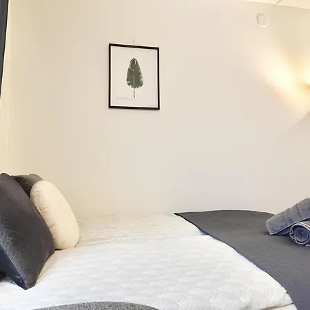 Flamingo Studio, Free Parking, 2 Min To Airport And Apartamento *
