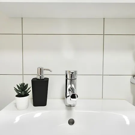 Flamingo Studio, Free Parking, 2 Min To Airport And